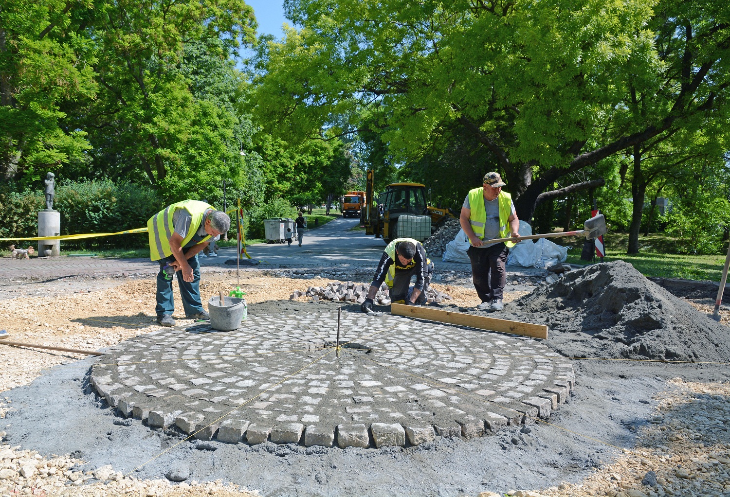 Обновяват паветата в Морската градина (СНИМКИ)